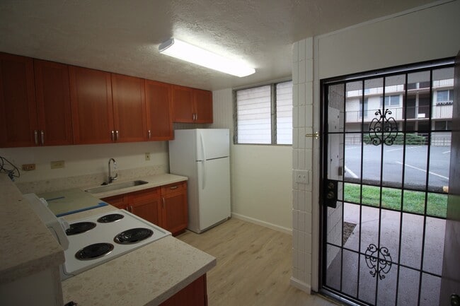 Building Photo - 2 bed, 1 bath, 1 parking Unit available in...