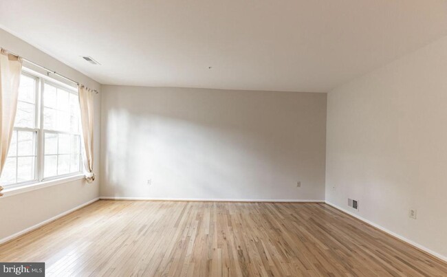 Building Photo - 1346 Chanticleer-