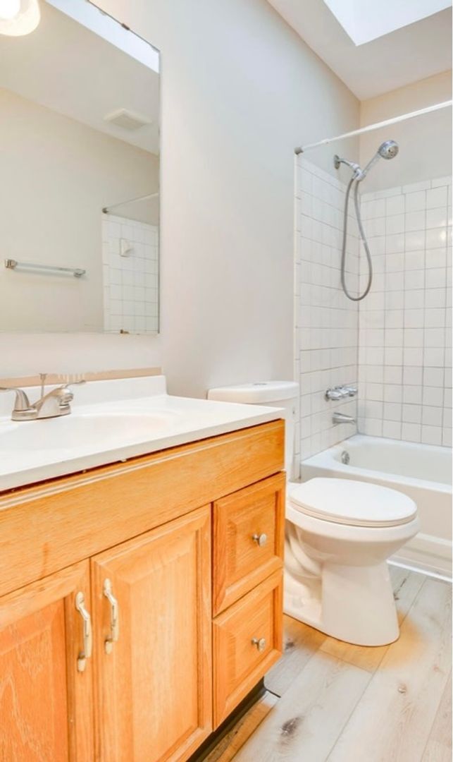 Building Photo - Live in the Heart of It All – 2BR Duplex w...