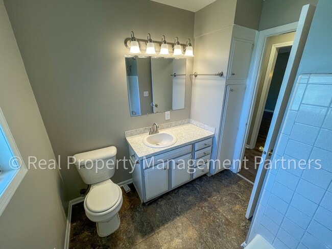 Building Photo - 3920 Camelot Dr SE