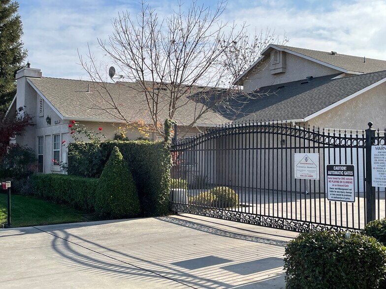 Primary Photo - 1237 W Spruce Ave
