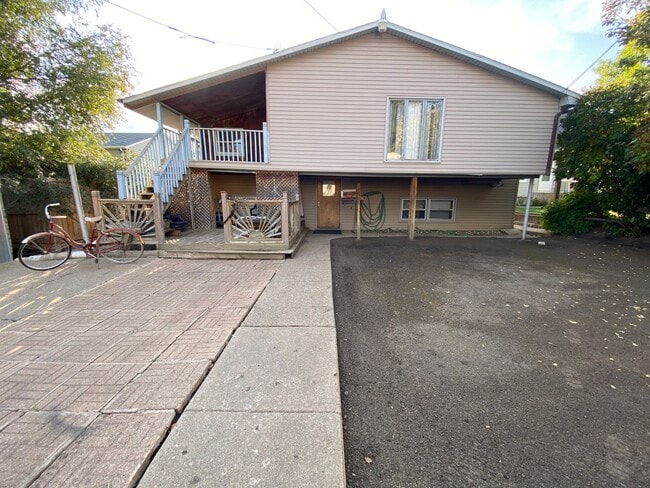 Building Photo - 506 1st Ave NE