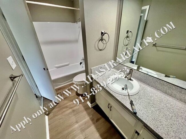 Building Photo - Updated 3 Bedroom 1 Bathroom Apartment in ...