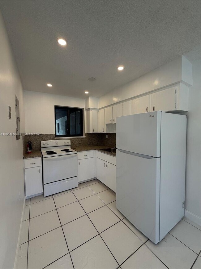 Building Photo - 17150 NE 23rd Ave