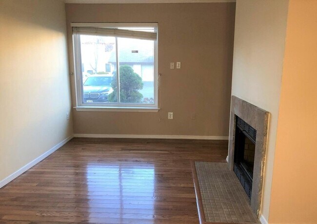 Building Photo - 166 Thoreau Dr