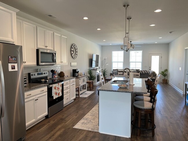 Building Photo - Beautiful Home in the Westhill Community - 6 Months Lease