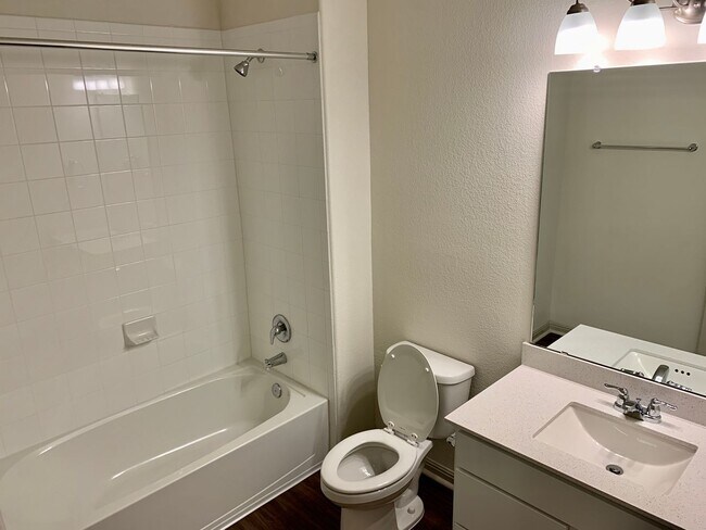 Building Photo - Beautiful 4 bedroom 3 bathroom home in Pfl...