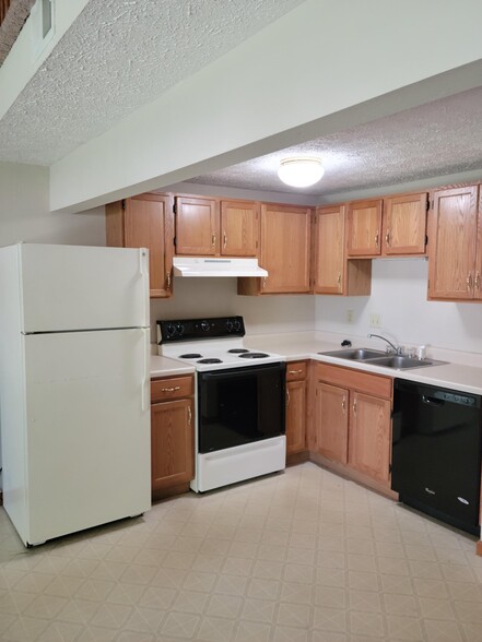 Building Photo - 703 Village Dr