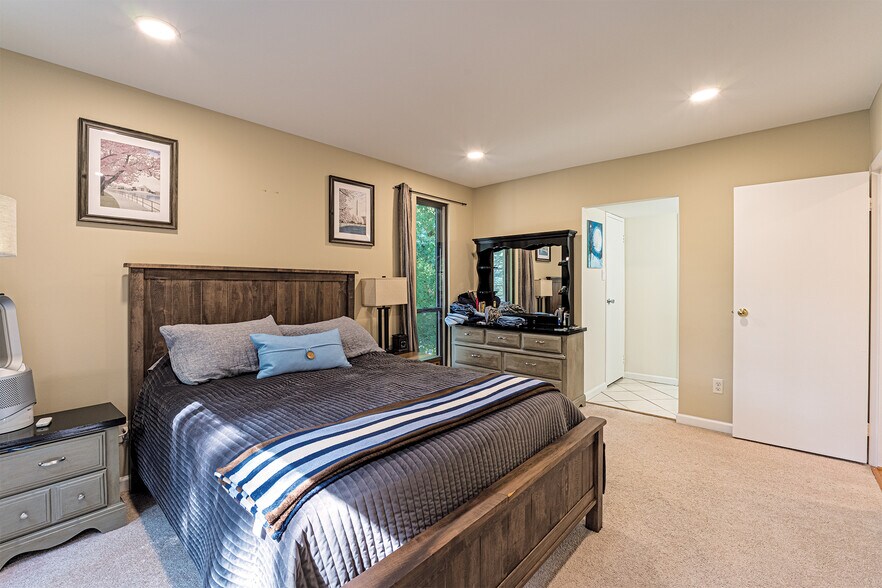 Building Photo - 2037 Royal Fern Ct