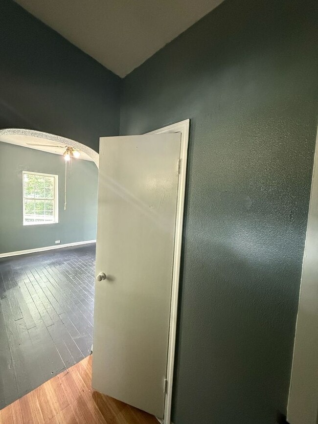 Building Photo - 3 bedrooms 1 bath