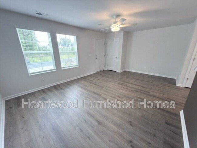 Building Photo - 807 Coburg Ln