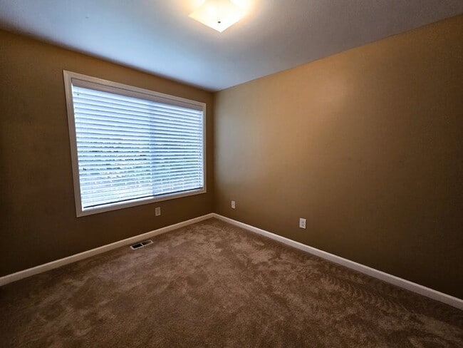 Building Photo - Townhome in Fin Hill- 2 Large Master Bedrooms, 2 Car Garage, Fully Fenced Yard, AC