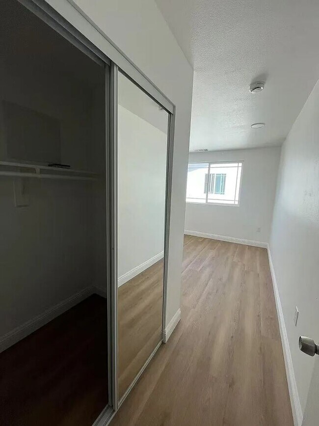 Building Photo - 1731 E 68th St