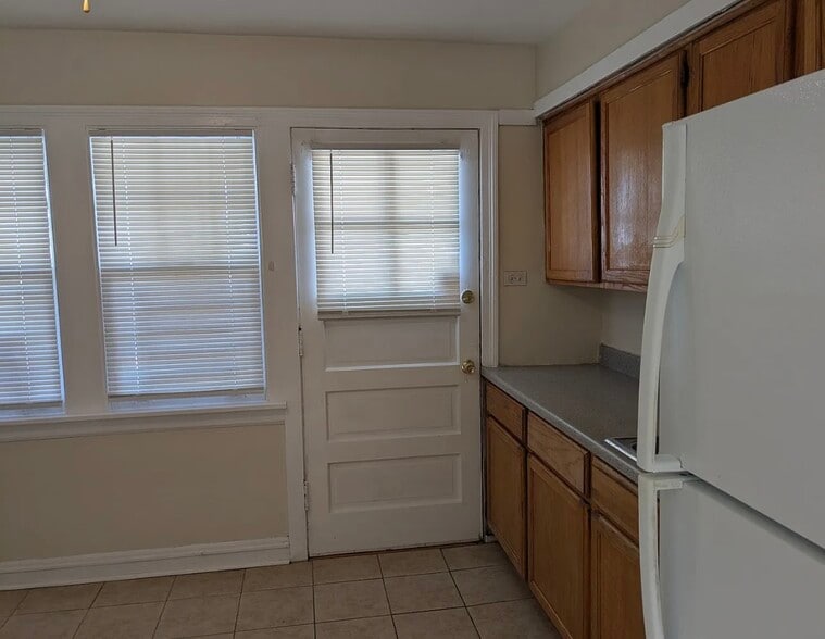 Building Photo - 10415 S Vernon Ave