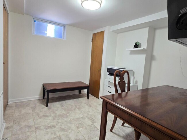 Building Photo - 708A Farrand St