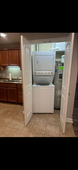 Building Photo - 1611 S Main St