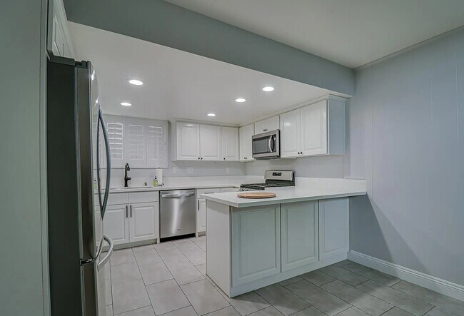 Building Photo - Stylish Unit Designed for Comfort