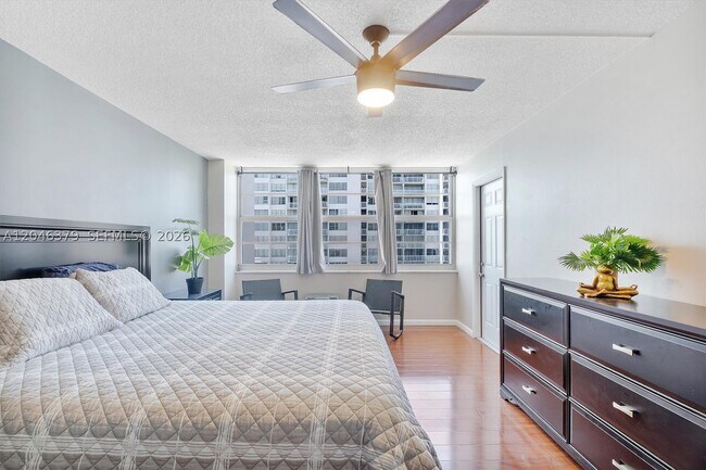 Building Photo - 18031 Biscayne Blvd
