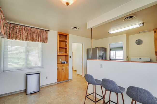 Building Photo - Farmhouse in NW Bakersfield