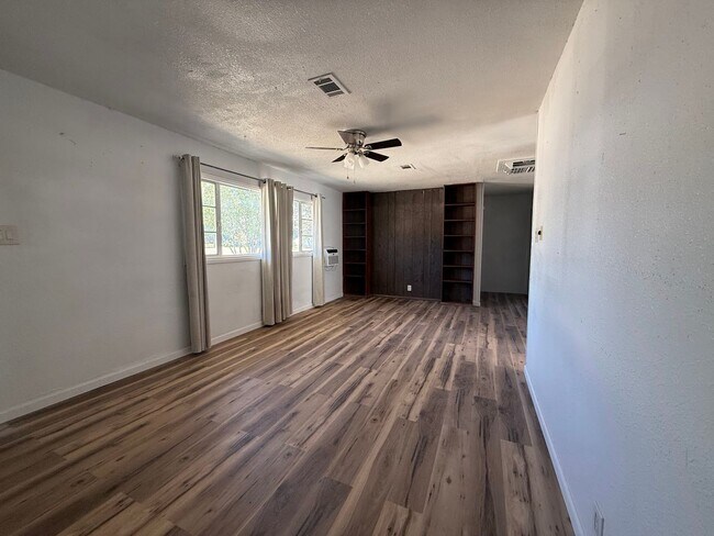 Building Photo - 809 Spruce Ave
