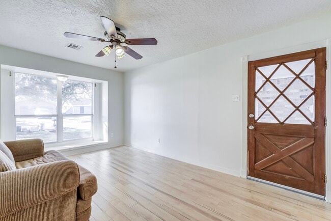 Building Photo - 3811 Bennett Dr