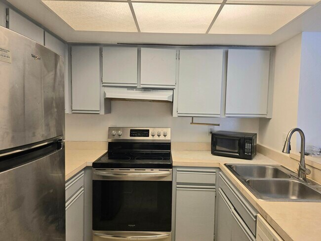 Building Photo - 1531 SE Royal Green Cir