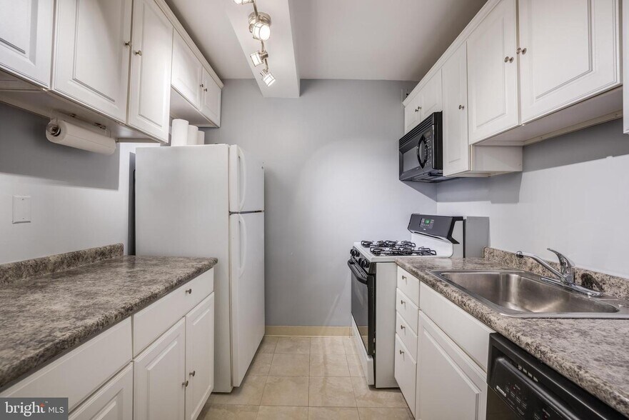 Building Photo - 4201 Cathedral Ave NW