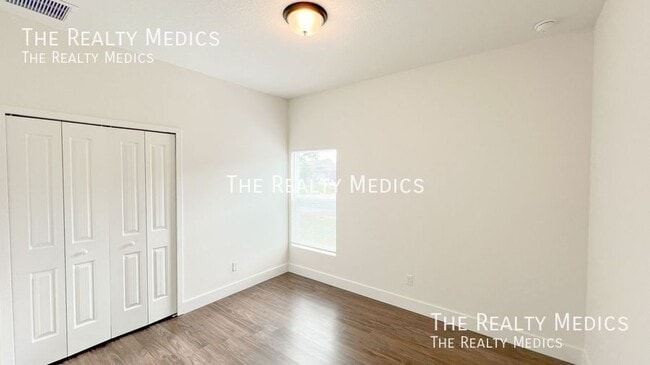 Building Photo - 905 Toluca St SE