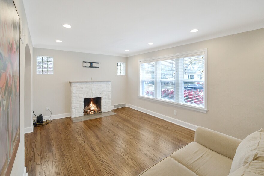 Building Photo - 8729 Bridgeport Ave