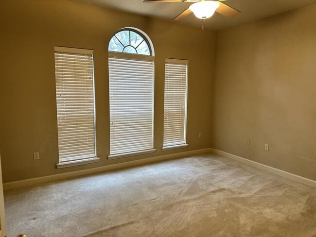 Building Photo - 105 Summertime Point