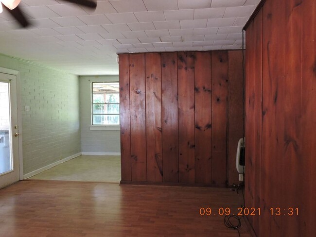 Building Photo - Great Location in MidCity - 3BR/1BA House ...
