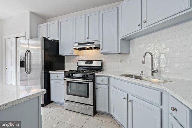 Building Photo - 13044 Town Commons Dr