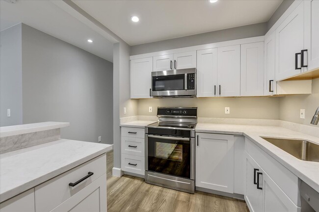 Building Photo - Newly Remodeled Two Bedroom Condo in Pacif...