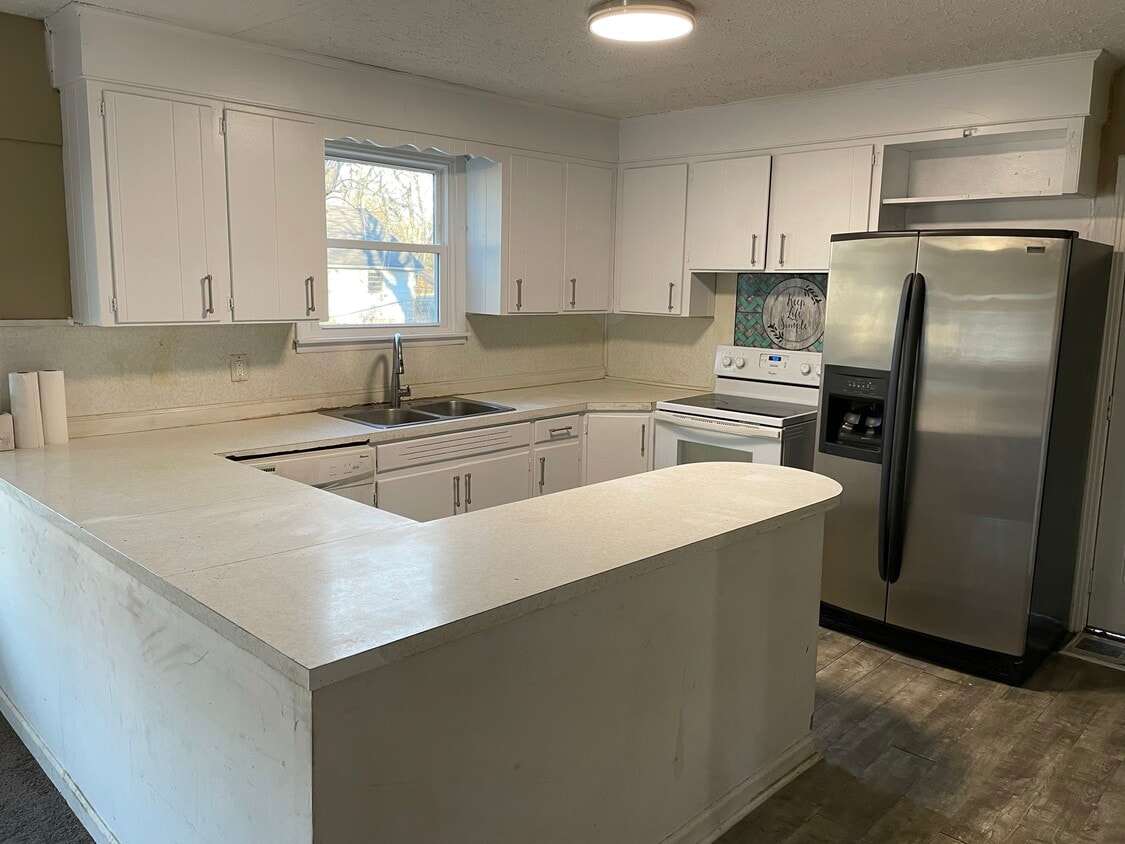 Building Photo - 612 Sun Cir