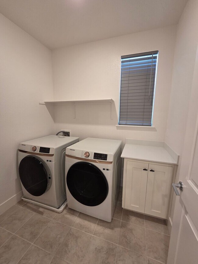 Building Photo - 2-Story 4Bx3.5B House Near Sky River Casino Available Now!!