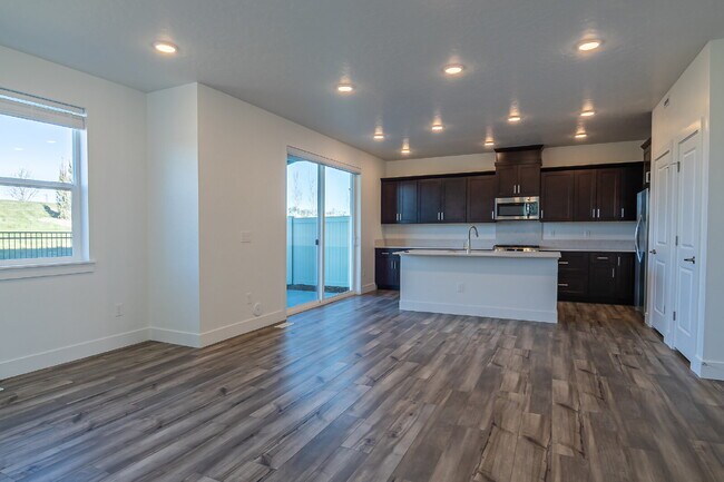 Building Photo - "READY NOW! 3-Bed PLUS Office-Townhouse Retreat in Eagle, ID – Spacious Living with 2.5 Baths!"