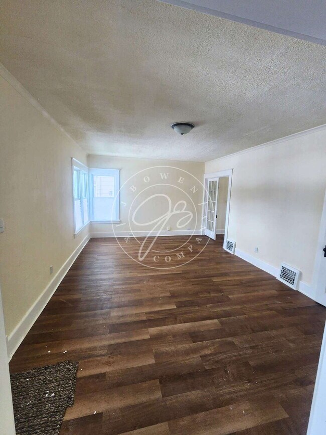 Building Photo - 1400 sq ft. 3 bed home in South Toledo! Many updates throughout