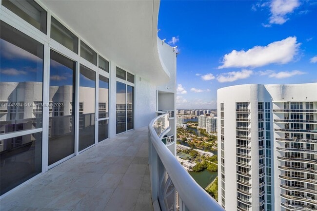 Building Photo - 15811 Collins Ave