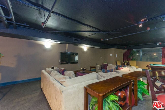 Building Photo - 10982 Roebling Ave