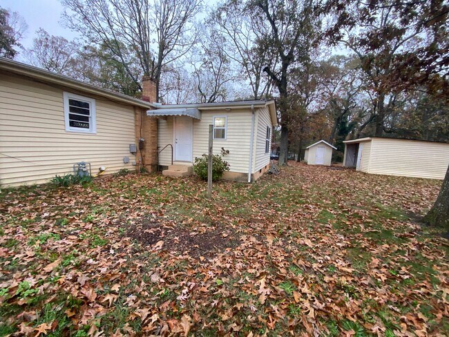Building Photo - Freshly renovated 4 bedroom 2 bathroom hou...