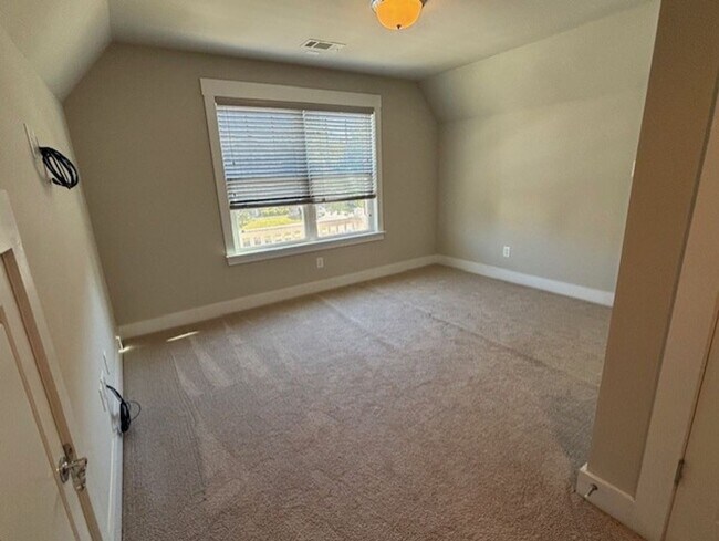 Building Photo - Stunning 5 Bed/4 Bath Home - Water View - ...