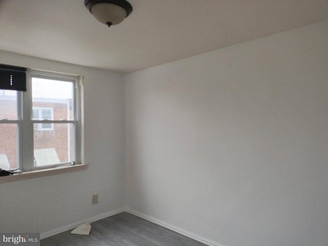 Primary Photo - 633 E Carver St