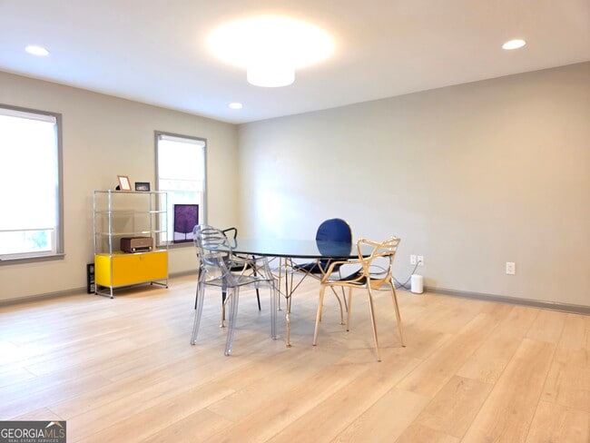 Building Photo - 215 Calgary Dr