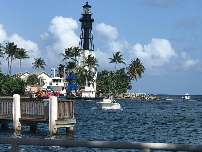 Building Photo - 2755 NE 28th Ave