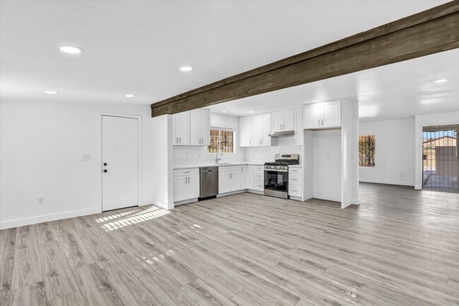 Building Photo - 2040 E 5th St