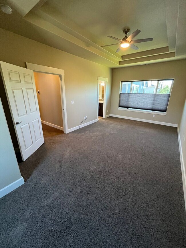 Building Photo - Spacious 3-Bed, 2.5 Bath Home with Community Pool in NE Bend