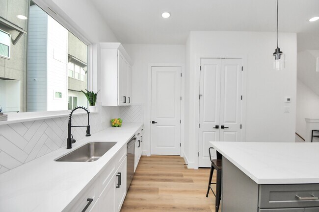 Building Photo - 4802 Elysian St