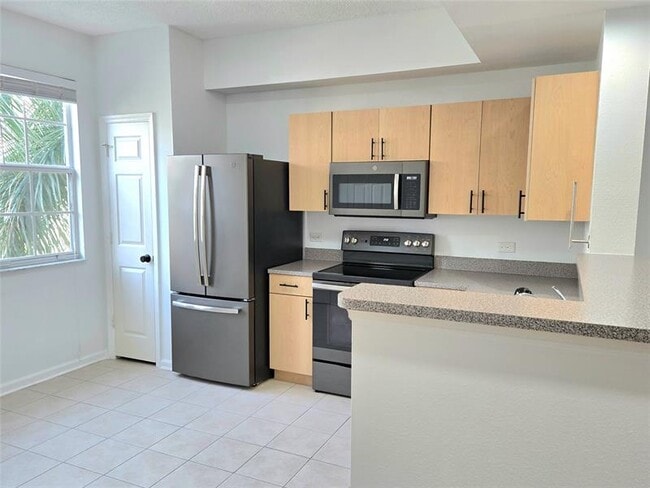 Building Photo - 533 NE 3rd Ave