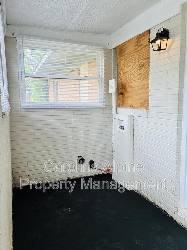 Building Photo - 1320 Kenly St