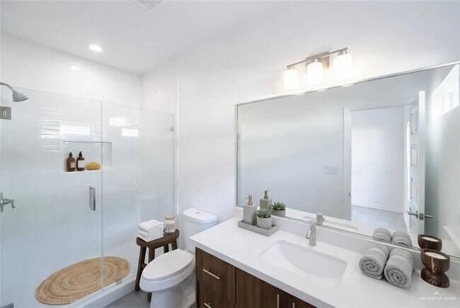 Building Photo - 604 N Onyx Ave